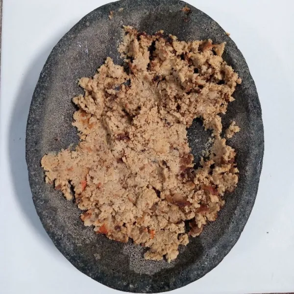 Panggang oncom, kemudian tumbuk/uleg.