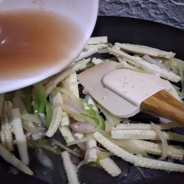 Tuang kaldu udang, kecap ikan, gula dan garam.