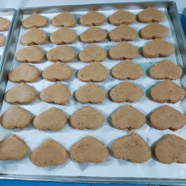 Tata adonan yang sudah di cetak dalam loyang yang sudah di alasi dengan kertas baking.