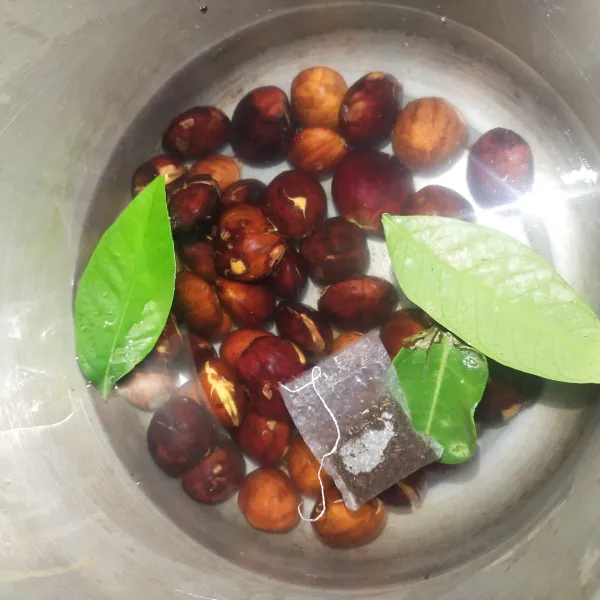 Langkah yang pertama cuci bersih jengkol, kemudian masukkan ke panci presto, tambahkan air daun jeruk daun salam dan teh. Masak hingga mendidih dan empuk jengkolnya.