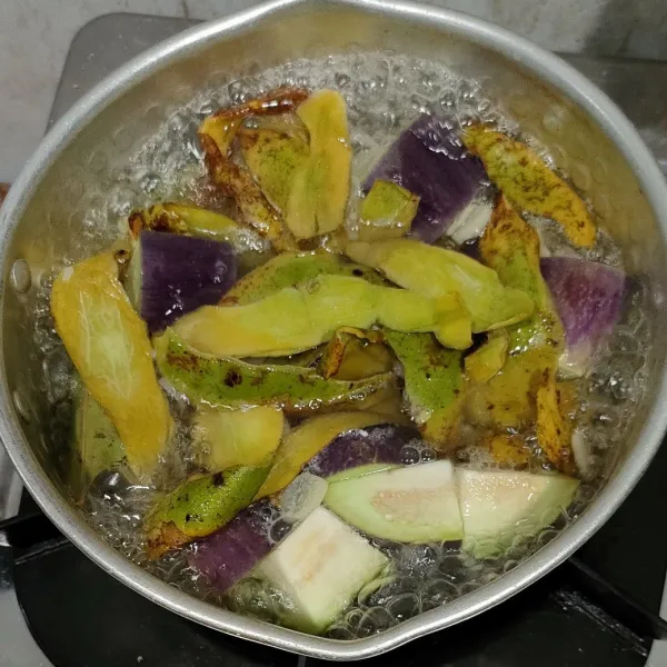 Bila semua sudah layu, masukkan kulit daun kedondong, garam, kaldu bubuk, dan gula pasir.