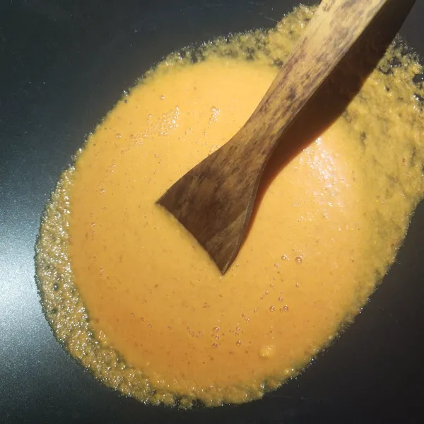 Kemudian haluskan bumbu yang dihaluskan kemudian masak hingga bumbu berbau harum.