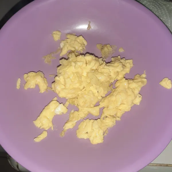 Buat dulu scrambled egg setengah matang, lalu sisihkan.
