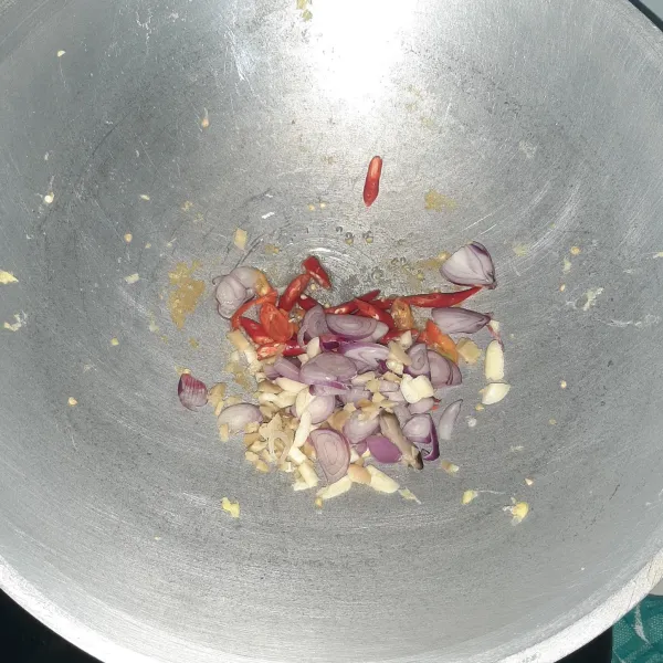 Tumis cabai, jahe, dan bawang dengan minyak kelapa. Bisa juga dengan olive oil.