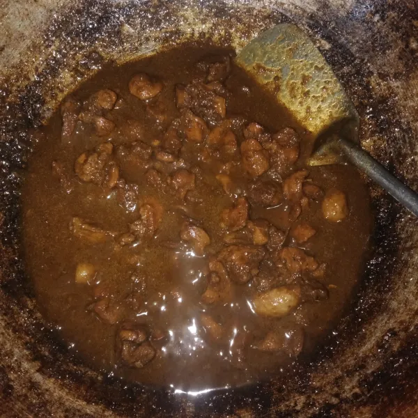 Rebus semuanya hingga air menyusut dan bumbu meresap. Setelah matang, kemudian angkat dan sajikan.