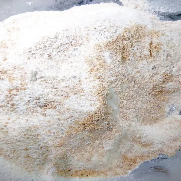 Campur jadi satu tepung terigu ,kacang yang sudah di haluskan. Gula halus, garam, vanilla extract aduk jadi satu.