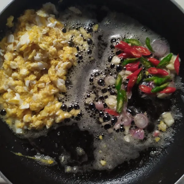 Masukkan irisan cabai dan bawang, lalu tumis hingga harum.