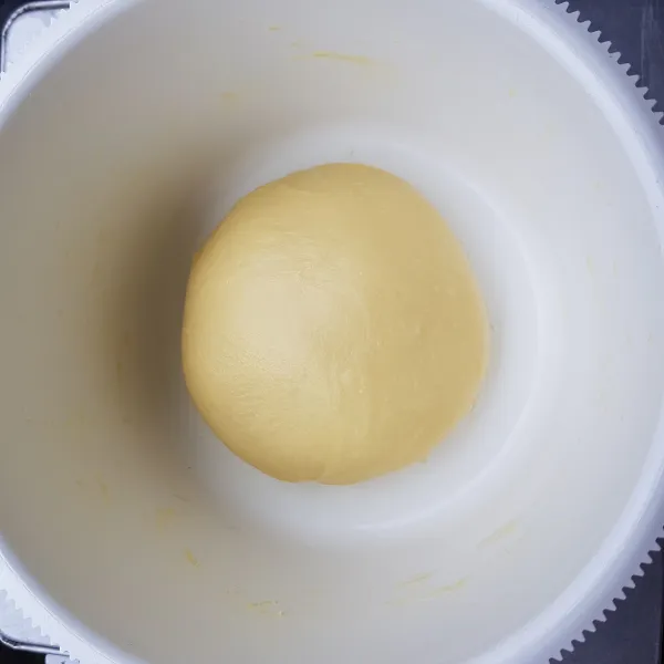 Kemudian masukkan mentega atau margarin dan garam. Mixer kembali dengan kecepatan tinggi hingga adonan kalis dan elastis. Bulatkan adonan lalu tutup dengan kain bersih dan diamkan hingga mengembang 2 kali lipat, kurang lebih selama 30 menit.