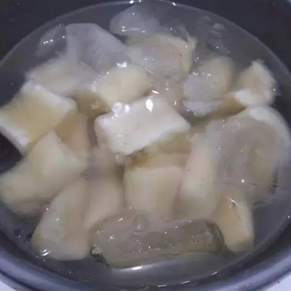 Masukkan ke dalam air yang sudah berisi es batu, ketumbar, garam, soda kue, dan bawang putih. Rendam selama 5 menit.