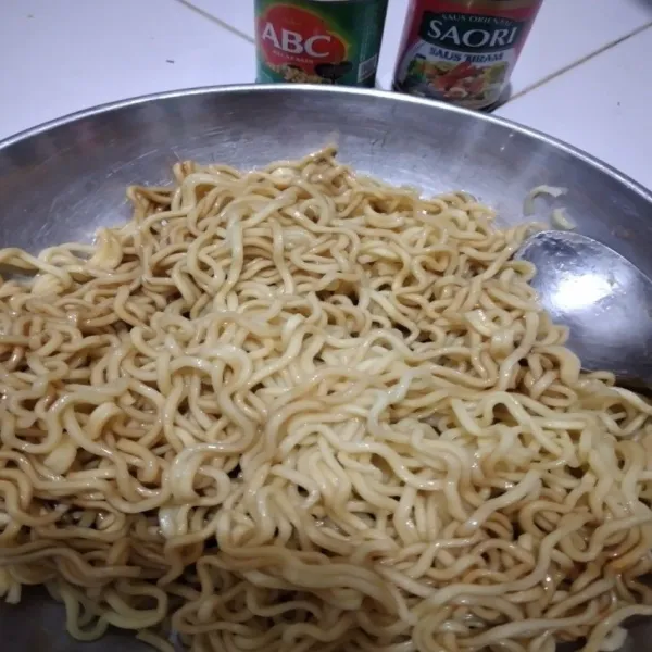 Rebus mie hingga matang cukup, jangan terlalu lembek, buang air rebusan rendam mi dengan air dingin lalu tiriskan, campur mi dengan saus tiram dan kecap asin hingga rata.