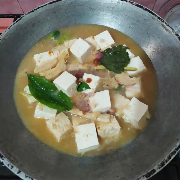 Tuang air bumbu tadi. Rebus dengan api kecil hingga air menyusut.