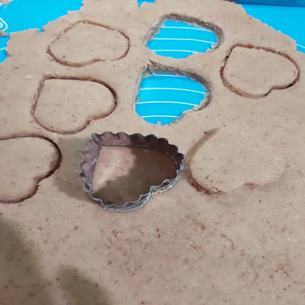 Pipihkan adonan dan gilas jangan terlalu tipis ya dengan rolling kayu (alat masing masing), lalu cetak dengan bentuk love (menurut selera masing masing).