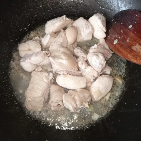Masukkan ayam, masak hingga berubah warna, tuang air.