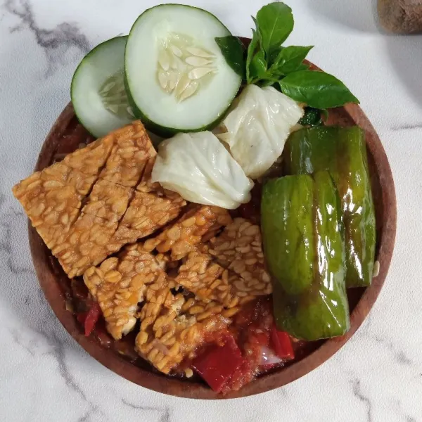 Masukkan tempe, terong, dan kubis. Kemudian geprek. Sajikan bersama timun dan daun kemangi.
