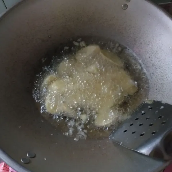 Panaskan minyak dan margarin, kemudian goreng pisang hingga kuning dan garing. Kemudian angkat dan sajikan dengan saus sambal.