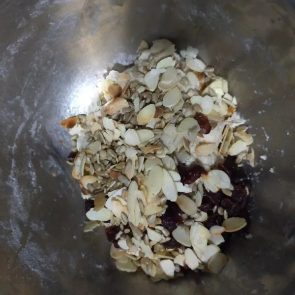Masukkan cranberry, almond, dan sunflower seeds, lalu aduk rata.