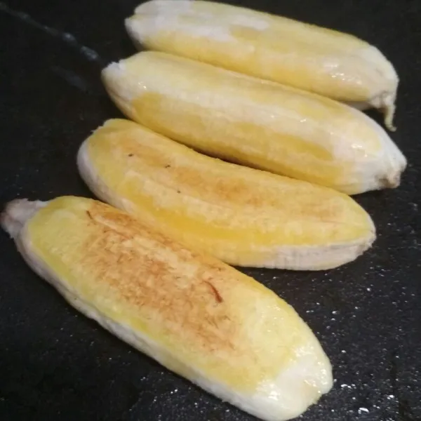 Panaskan teflon anti lengket, beri secukupnya margarin lalu panggang pisang hingga kecoklatan di kedua sisi.