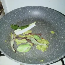 Tumis bumbu halus, tambahkan daun salam, daun jeruk dan serai.
