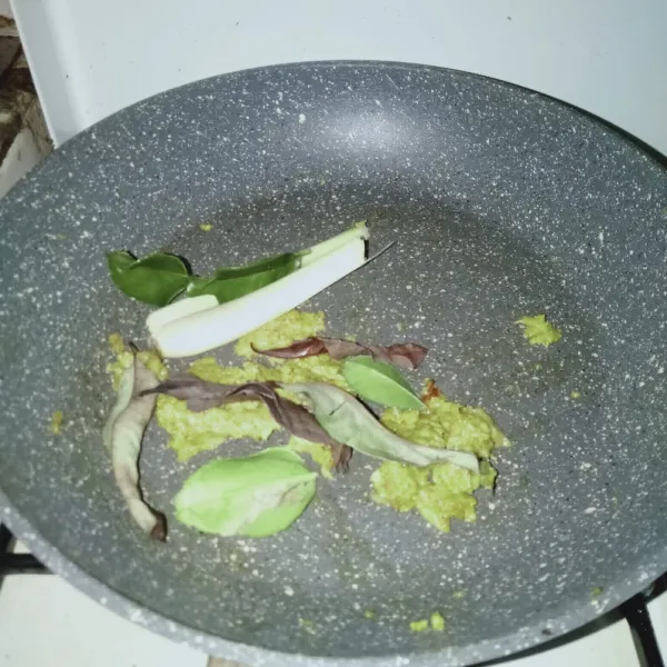 Tumis bumbu halus, tambahkan daun salam, daun jeruk dan serai.