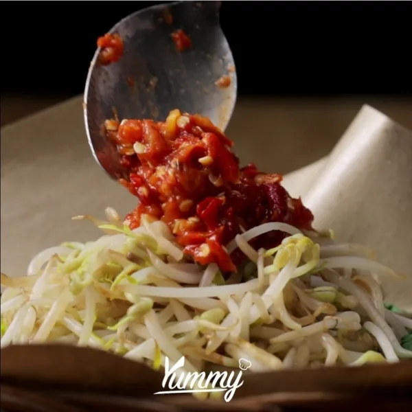 Susun kangkung, tauge dan sambal plecing.