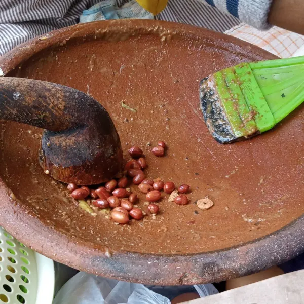 Siapkan kacang, bawang, dan garam.