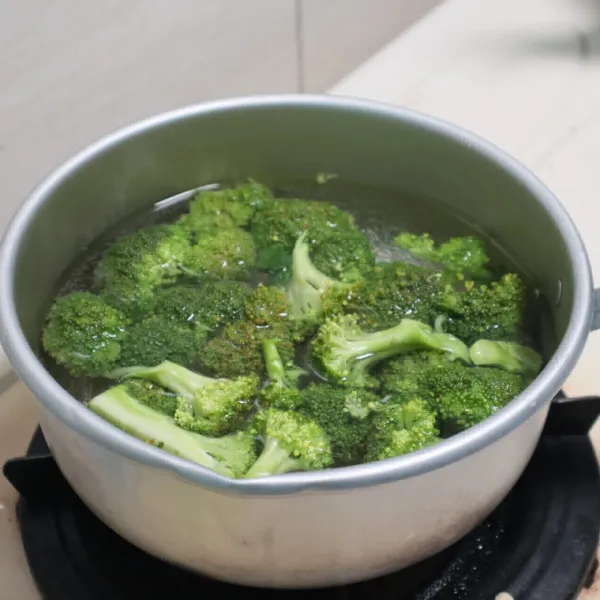 Rebus brokoli selama kurang lebih 1 menit.