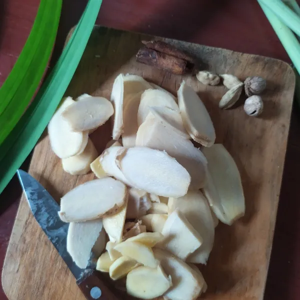 cuci dan kupas jahe, lalu iris tipis
