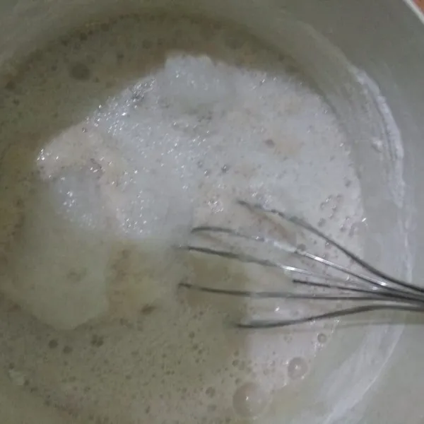 Di wadah lain masukkan gula, masukkan santan sebagian lalu aduk hingga gula larut. Masukkan tepung terigu dan tepung tapioka, aduk rata.