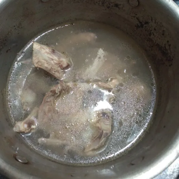 Potong-potong balungan ayam, lalu rebus selama 5 menit di air mendidih, buang airnya dan tiriskan.