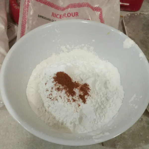 Campurkan tepung beras, tepung maizena, kayumanis bubuk dan baking powder lalu aduk rata dan ayak.