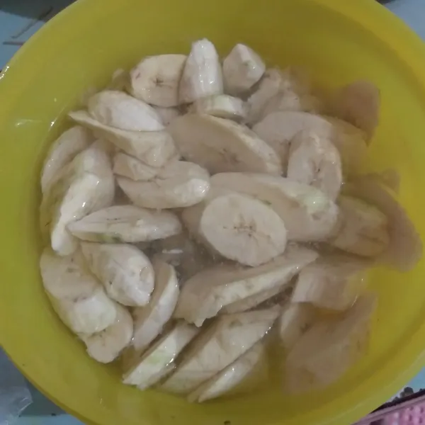 Siapkan wadah larutkan bumbu dengan air, kemudian rendam pisang minimal 1 jam hingga bumbu meresap.