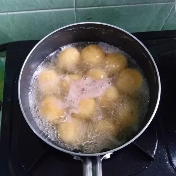 Rebus dalam air yang telah mendidih sampai mengapung.
