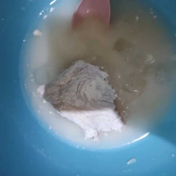 Lalu masukkan ayam ke bahan pencelup. Tiriskan.