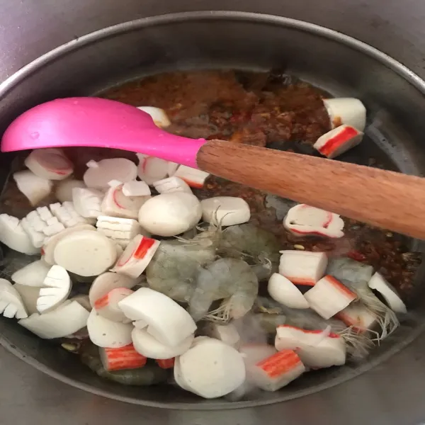 Masukkan udang, bakso ikan, crabstik dan frizen food lainnya.  Masak hingga berubah warna. Lalu tambahkan air kembali.