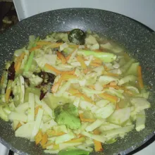 Masukkan rebung, aduk rata lalu koreksi rasa. Angkat dan sajikan.