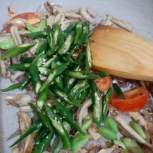 Masukkan cabai hijau, tumis sebentar.