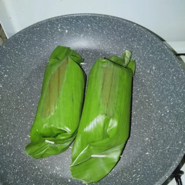 Panggang hingga daun menjadi kecokelatan dan harum. Kemudian sajikan.