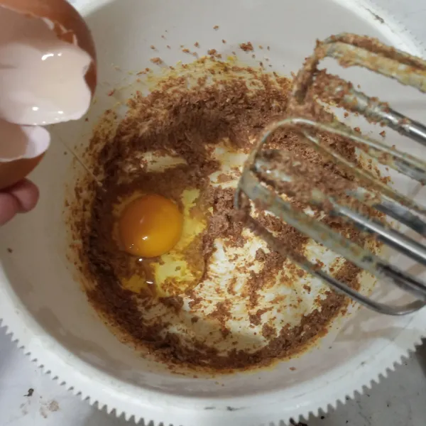 Masukkan telur, aduk rata dengan mixer lalu masukkan pisang lumat dan aduk rata.