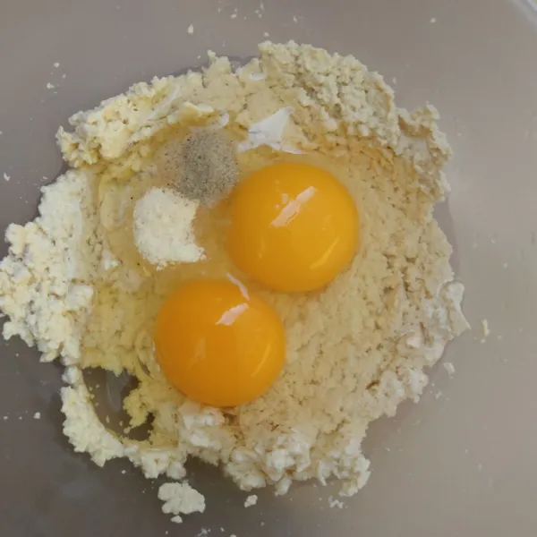 Masukkan telur, kaldu bubuk, garam, dan lada bubuk, lalu aduk rata.