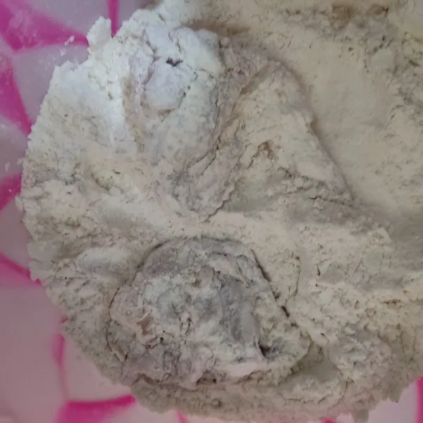 Setelah dimarinasi. Masukkan ayam ke tepung bumbu sambil diremas-remas ( cubit-cubit ) perlahan.