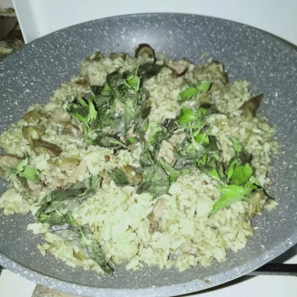 Aduk rata, beri garam dan cicipi rasanya, tambahkan daun kemangi.