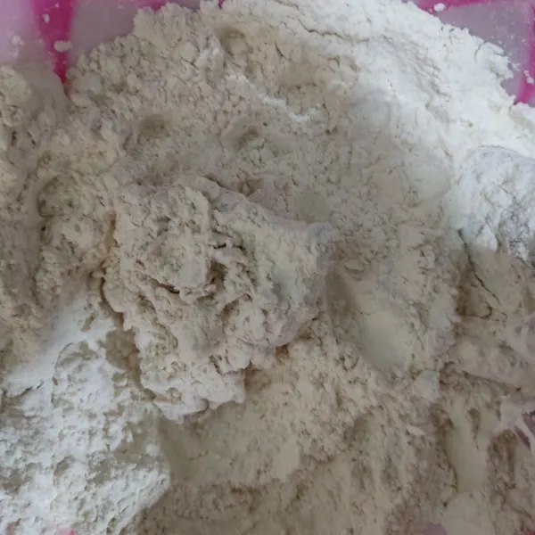 Masukkan kembali ayam di bahan pencelup lalu masukkan lagi ke tepung bumbu. Sudah kelihatan kribo si ayam.