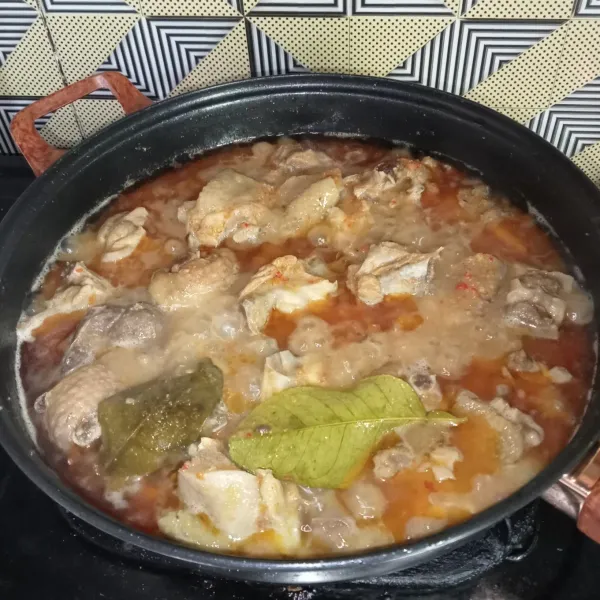 Masak hingga ayam matang dan empuk, cicipi rasanya dan siap disajikan.