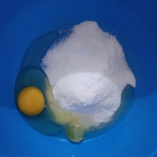 Campurkan gula pasir yang sudah dihaluskan, telur dan sp. Kocok menggunakan whisker hingga rata.