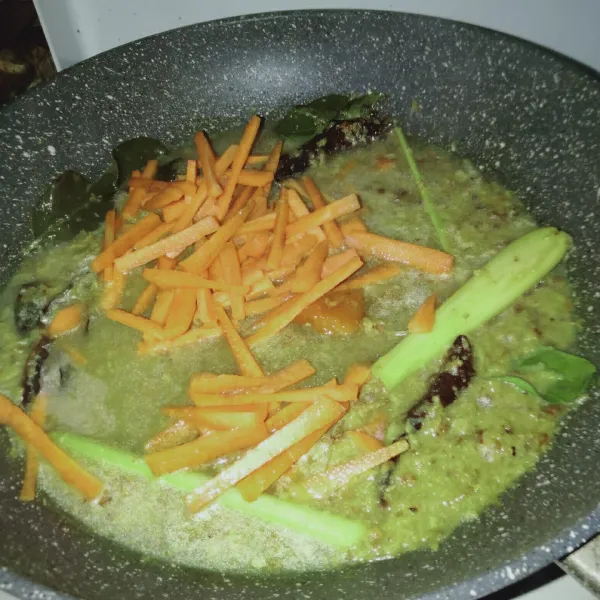 Masukkan wortel, aduk dan masak hingga agak empuk.