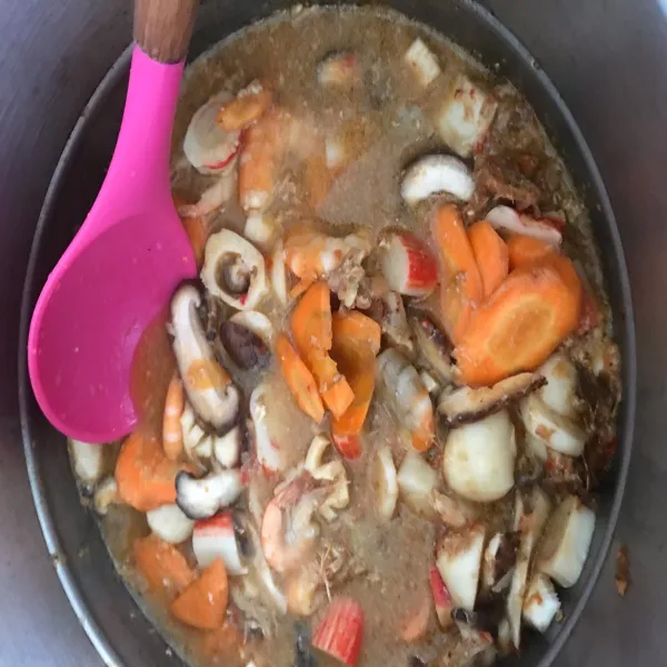 Masukkan wortel dan buncis serta jamur, masak hingga empuk.