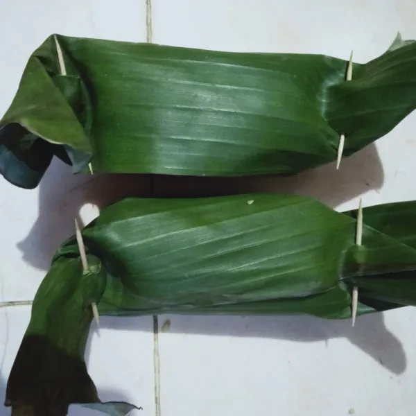 Bungkus nasi bakar.