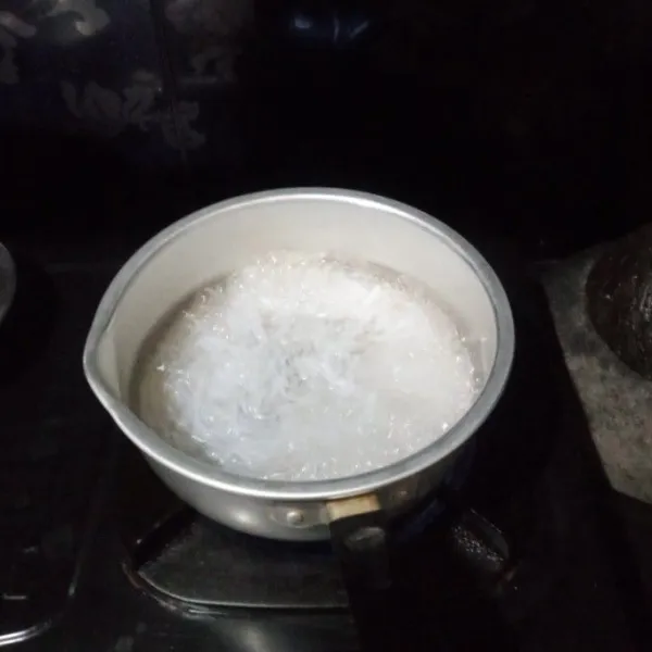 Rebus mie shirataki hingga mengembang dan matang.