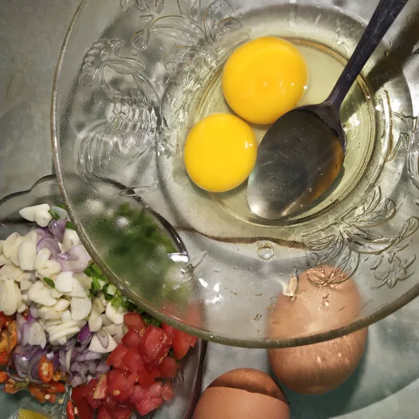 Langkah yang kedua pecahkan telur, lalu aduk sampai rata.