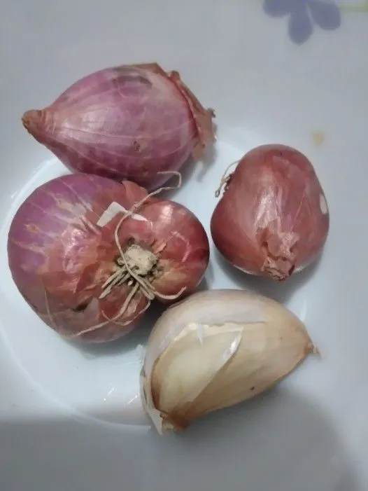 Siapkan bahan utama, iris tipis bawang merah, geprek dan cincang bawang putih.